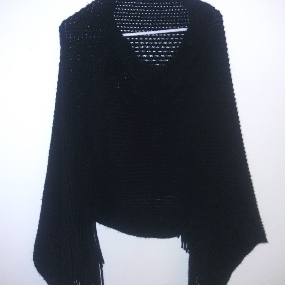 Cable knit shawl w/fringe